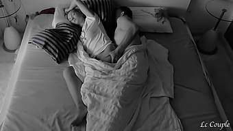 كاميرا سرية تلتقط جولة صباحية عاطفية بين زوجين غير متمرسين في راحة غرفة نومهم