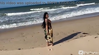 A Naughty Girl Fulfills Her Fan'S Wishes On The Beach In An Unprotected Encounter, Captured On Camera