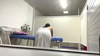 丰满的女人在医疗办公室接受治疗